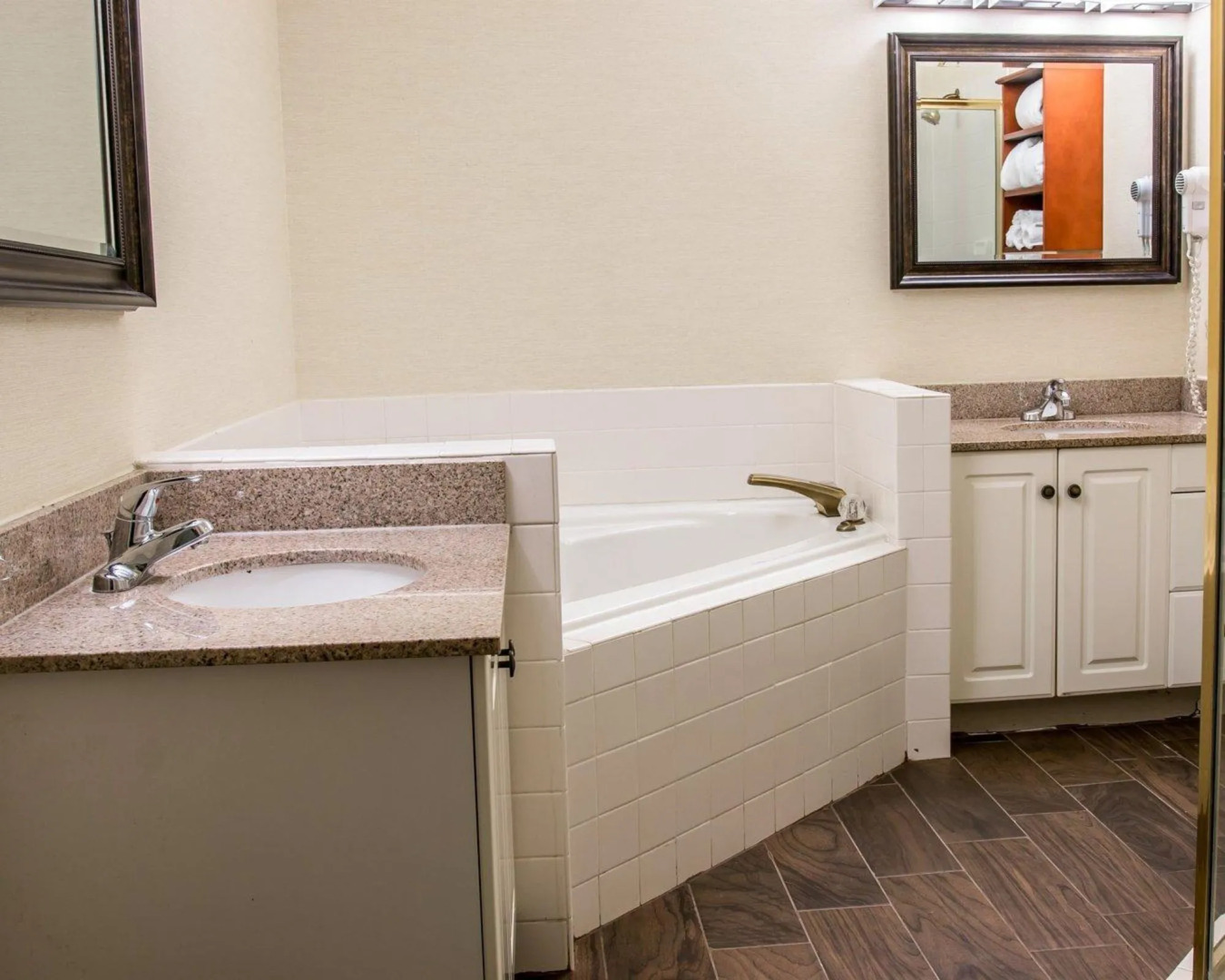 Country Inn & Suites by Radisson, Muskegon, MI