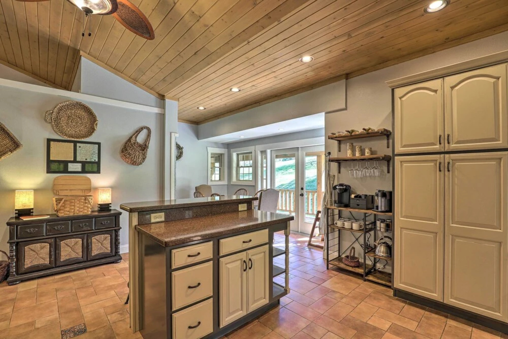 Game Room, Theater + Deck: Burnsville Cabin!