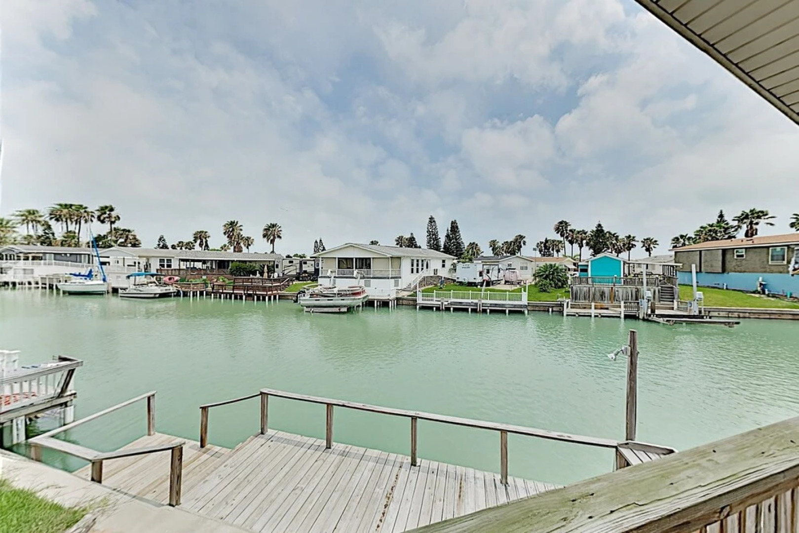 Bayside Getaway: Pools, Tennis, Golf, Private Dock 1 Bedroom Home