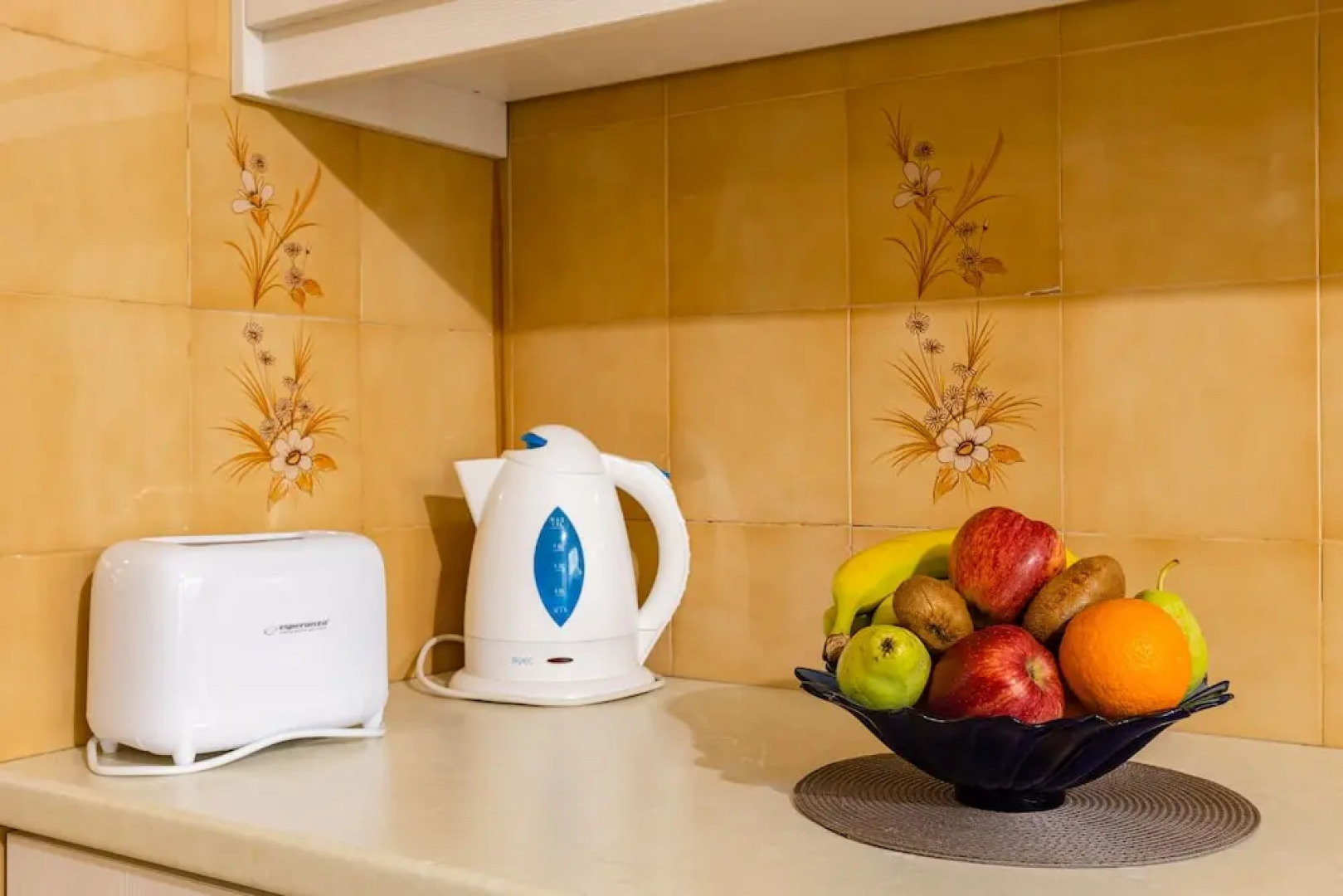 Seaside Family Haven - Avia's Spacious Getaway