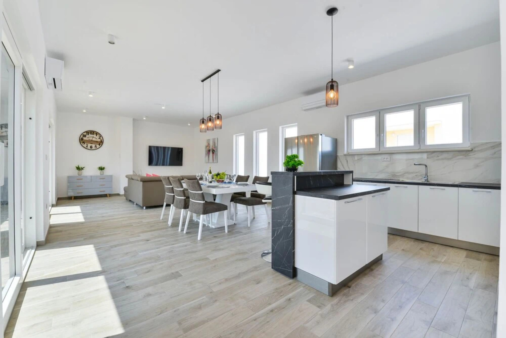 Modern & spacious villa with pool AE1445