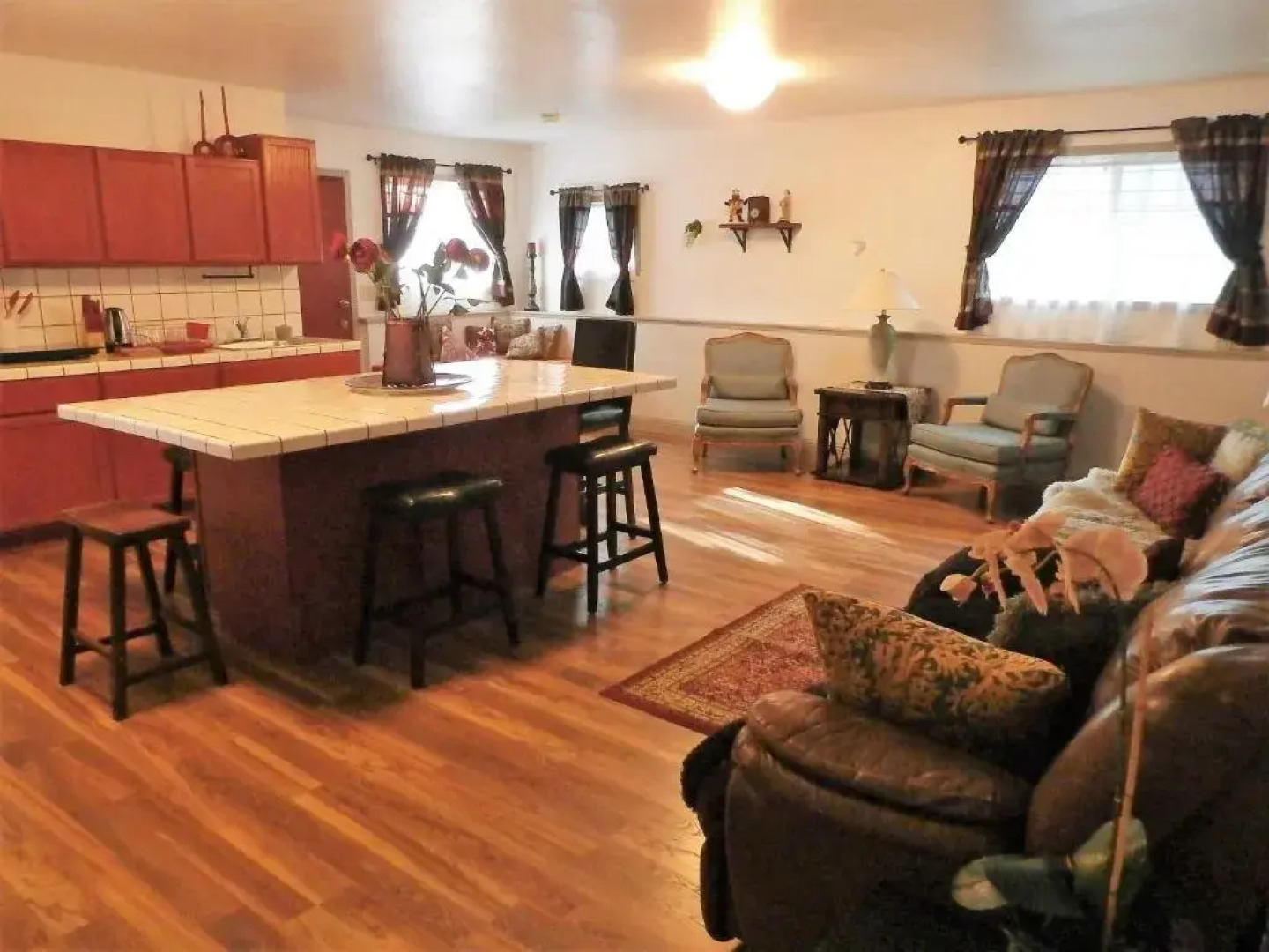 New Charming 2 Bedrooms Unit Close To Everything