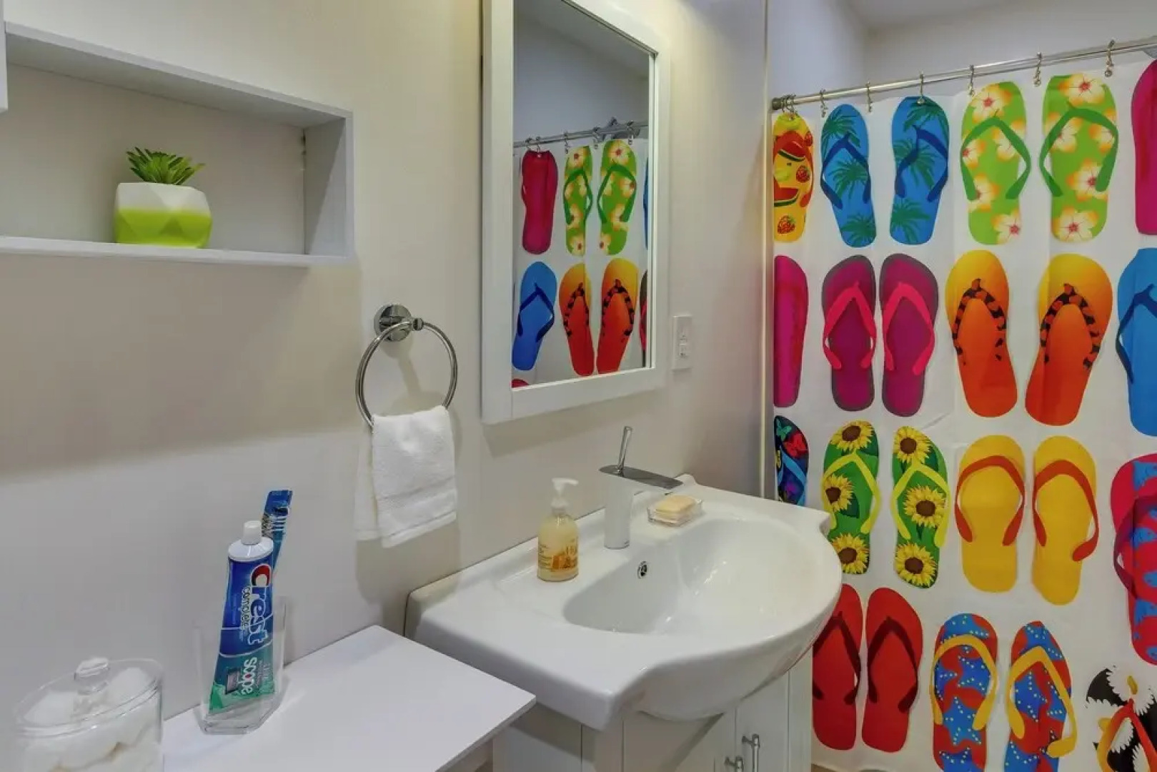 Gulf Breeze Vacation Rental for 2 w/ Pool Access!