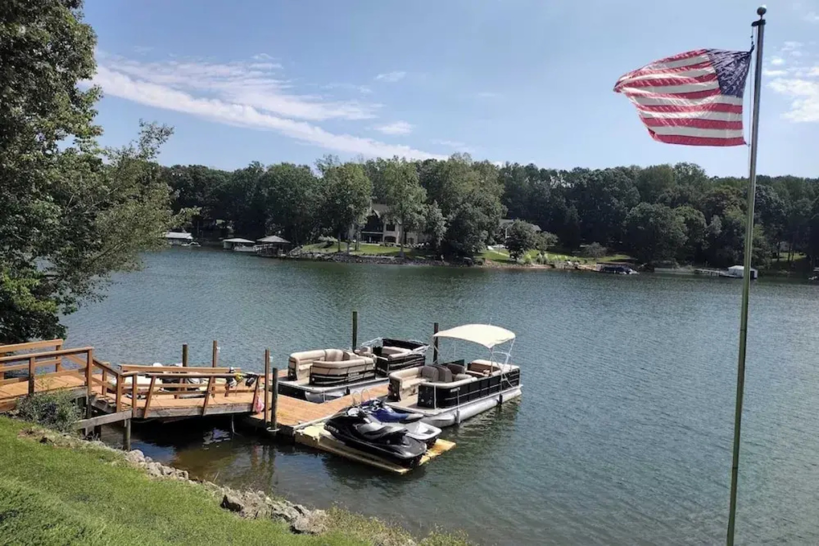 Sleeps 22, Lakefront w/ Private Dock & Pool, 2 Houses Lake Living by Avantstay