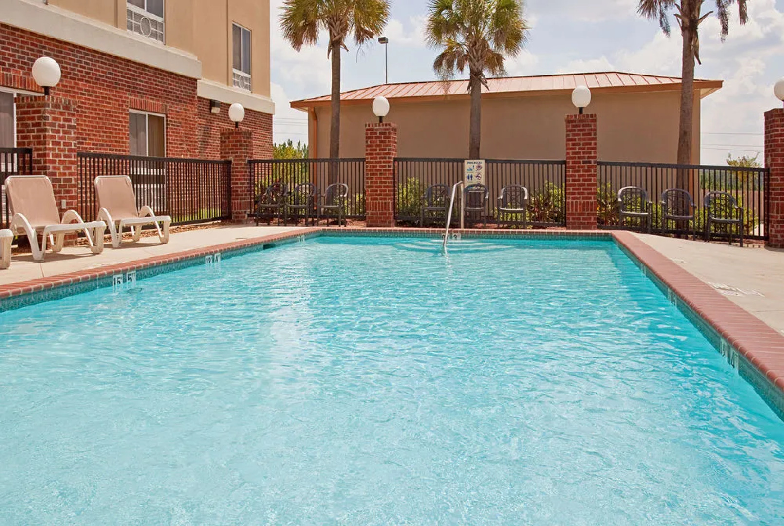 Holiday Inn Express Hotel & Suites Lucedale