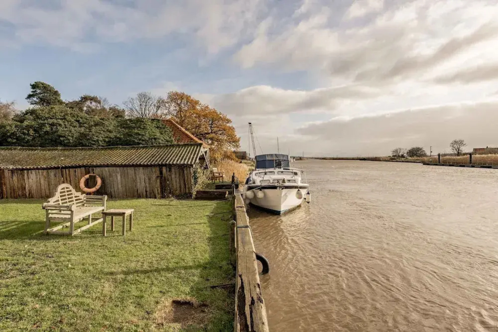 Host Stay Riverside Cottage