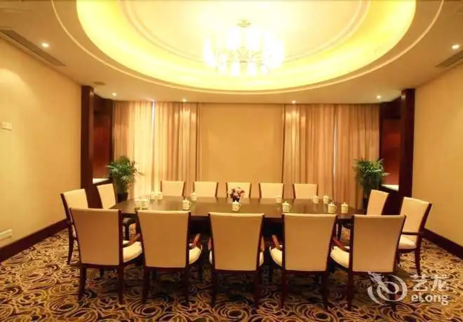 Lakeside Camphor Tree Hotel