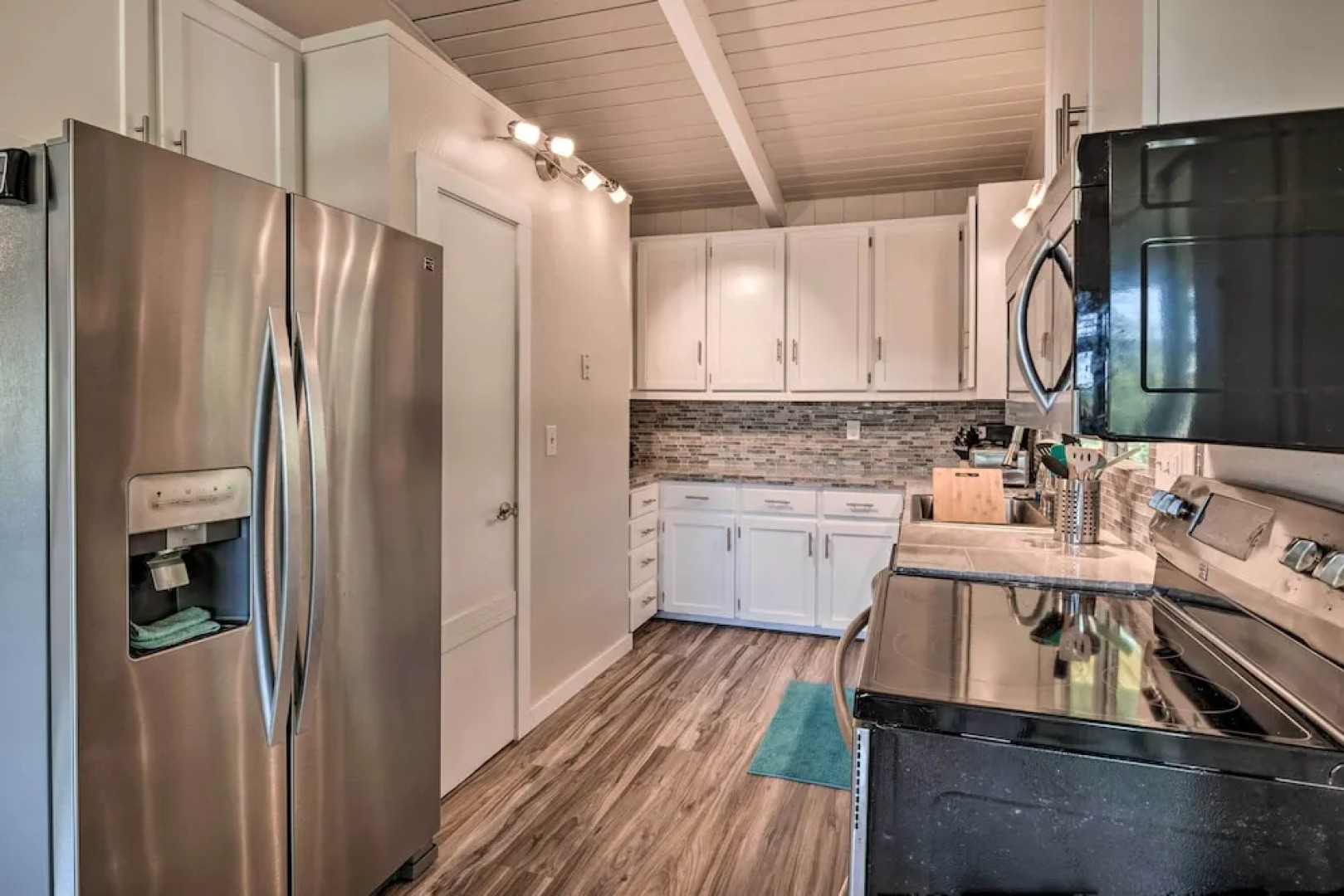 Sunny Pahoa Retreat: Snorkel, Hike & Shop!