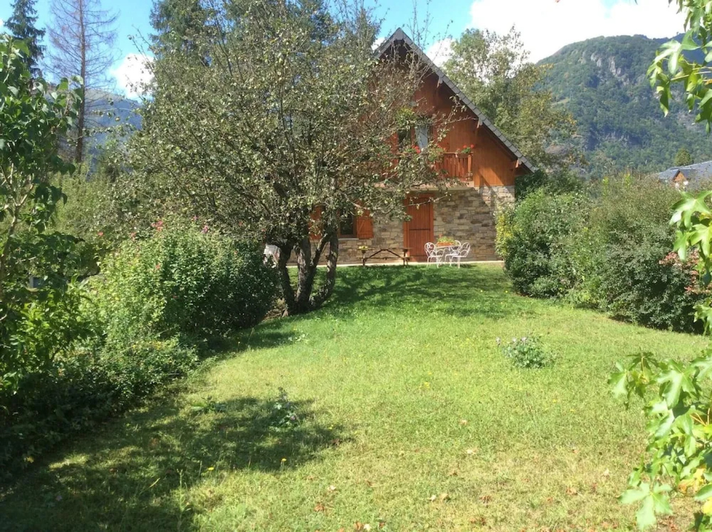 Chalet With 4 Bedrooms in Montauban de Luchon, With Wonderful Mountain