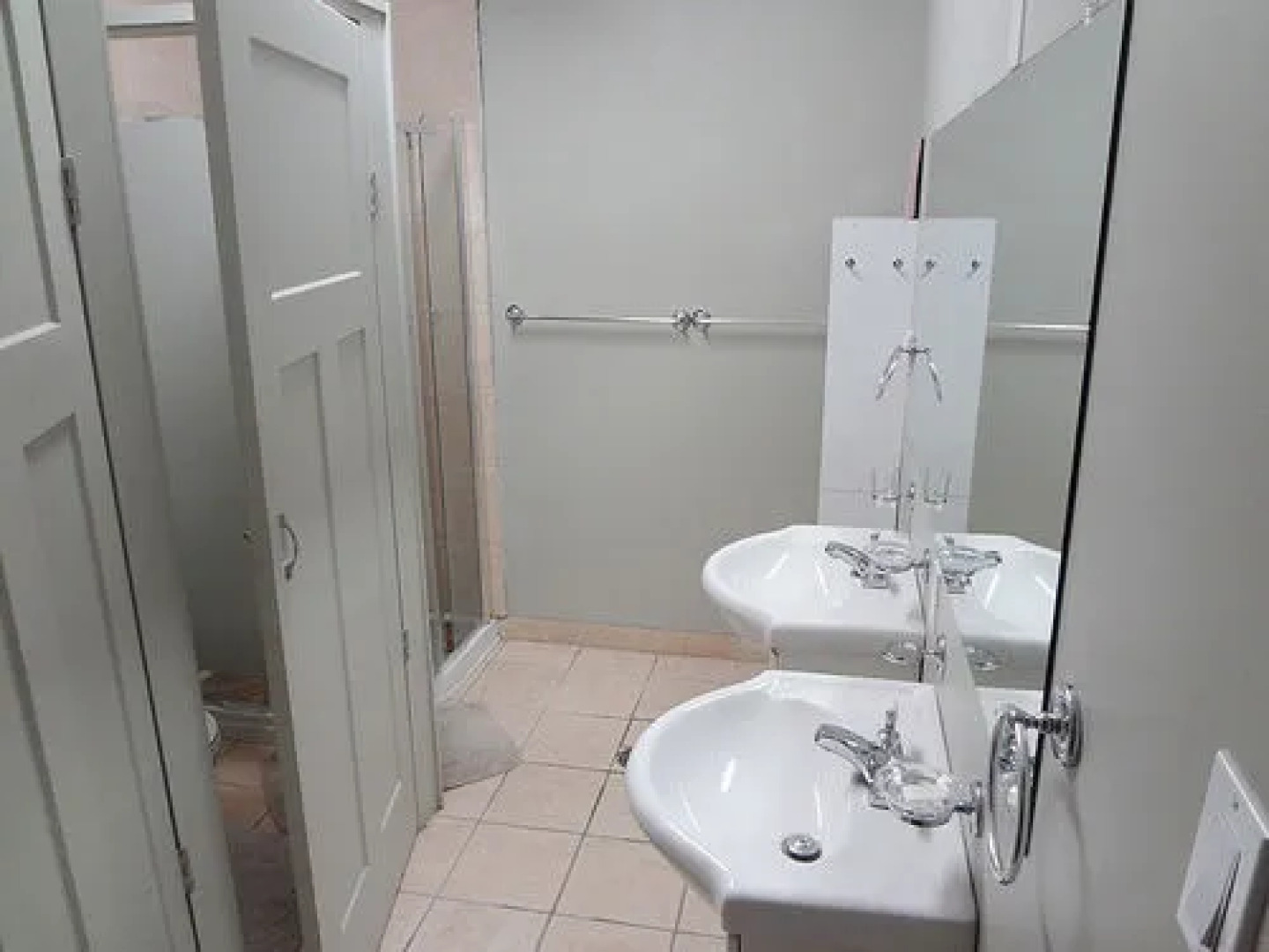 Manor Hostel B&B & Hotel