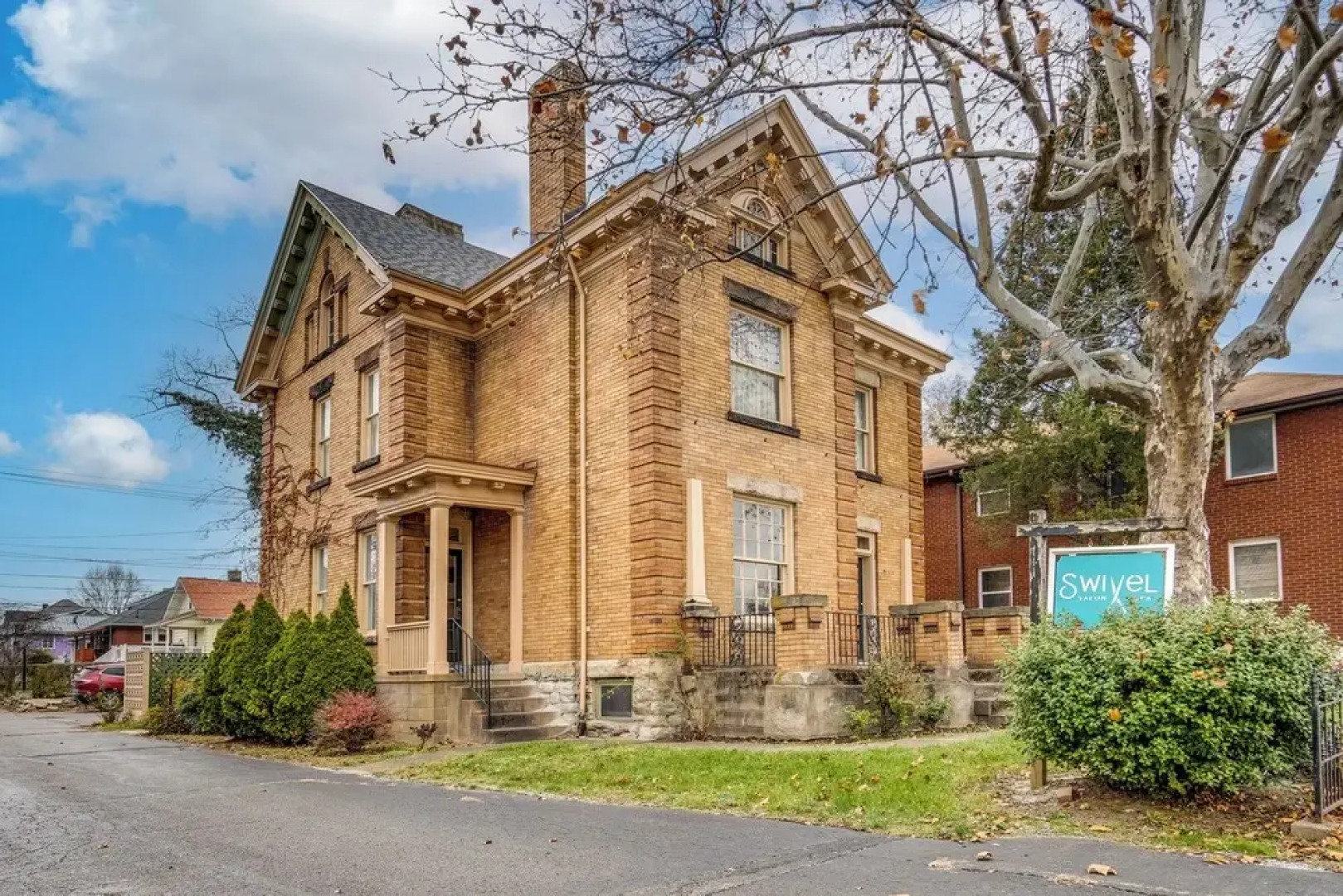 Walk to Garden & Restaurants: Zanesville Apartment