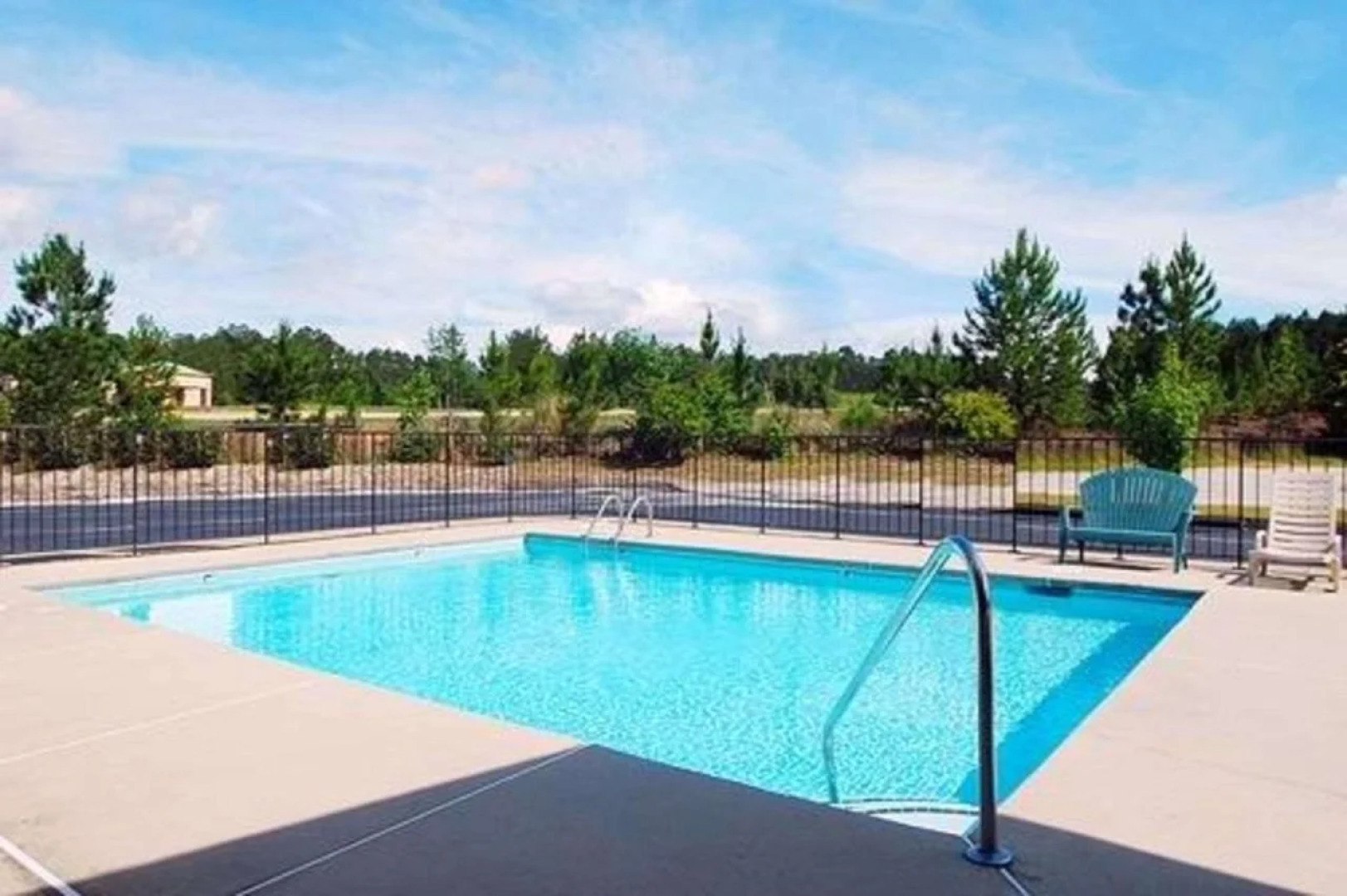 Econo Lodge Inn & Suites