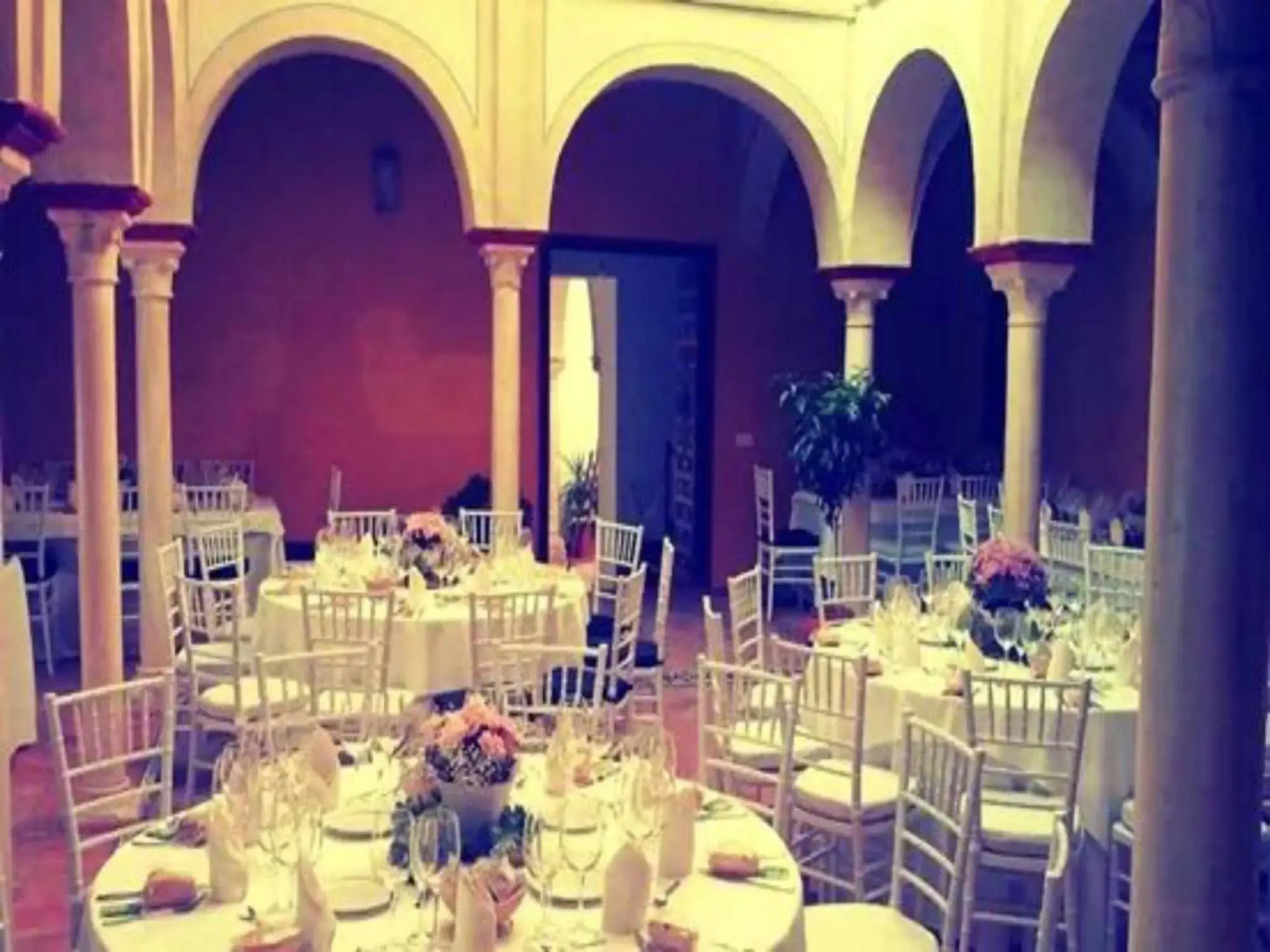 Frenteabastos Hostel & Suites