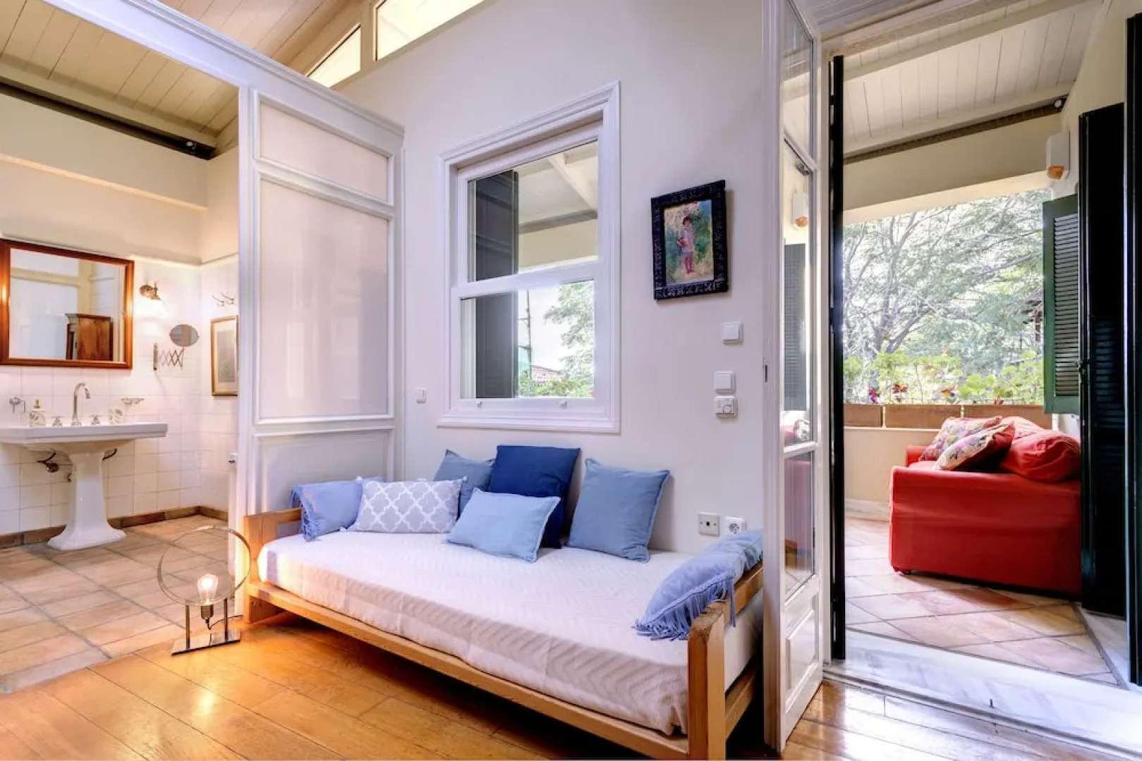 Artistic neoclassical residence