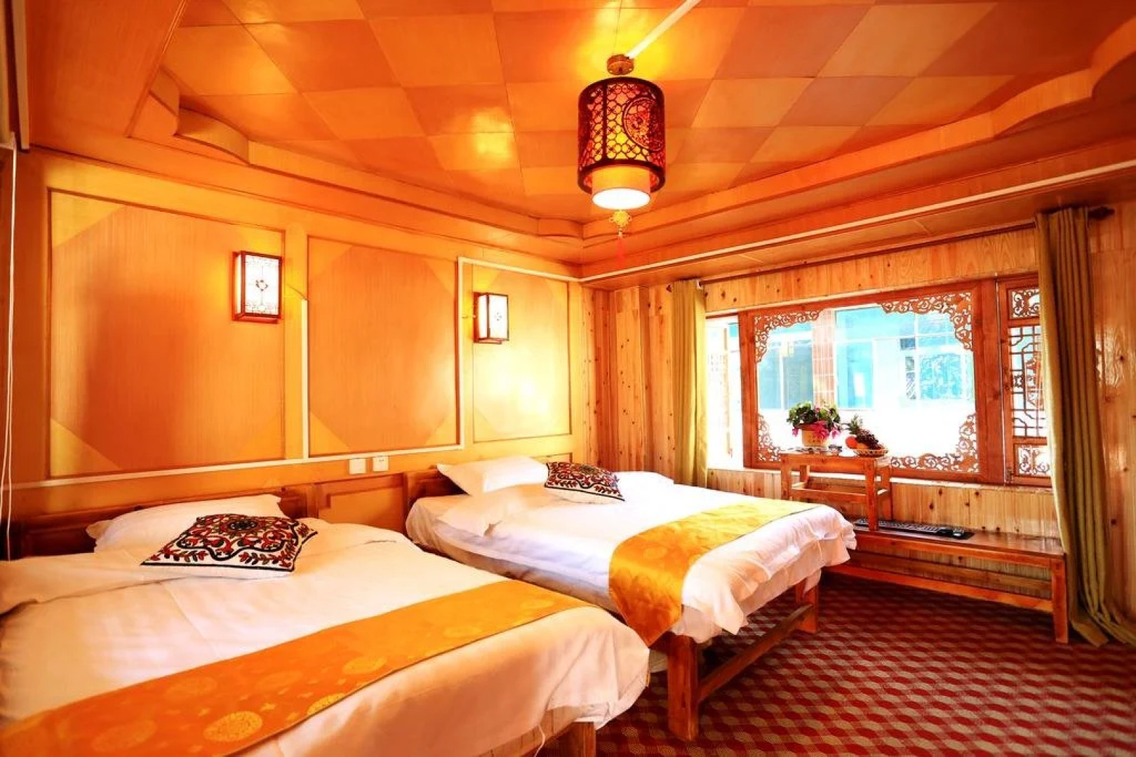 Lijiang Shiwai Taoyuan Inn