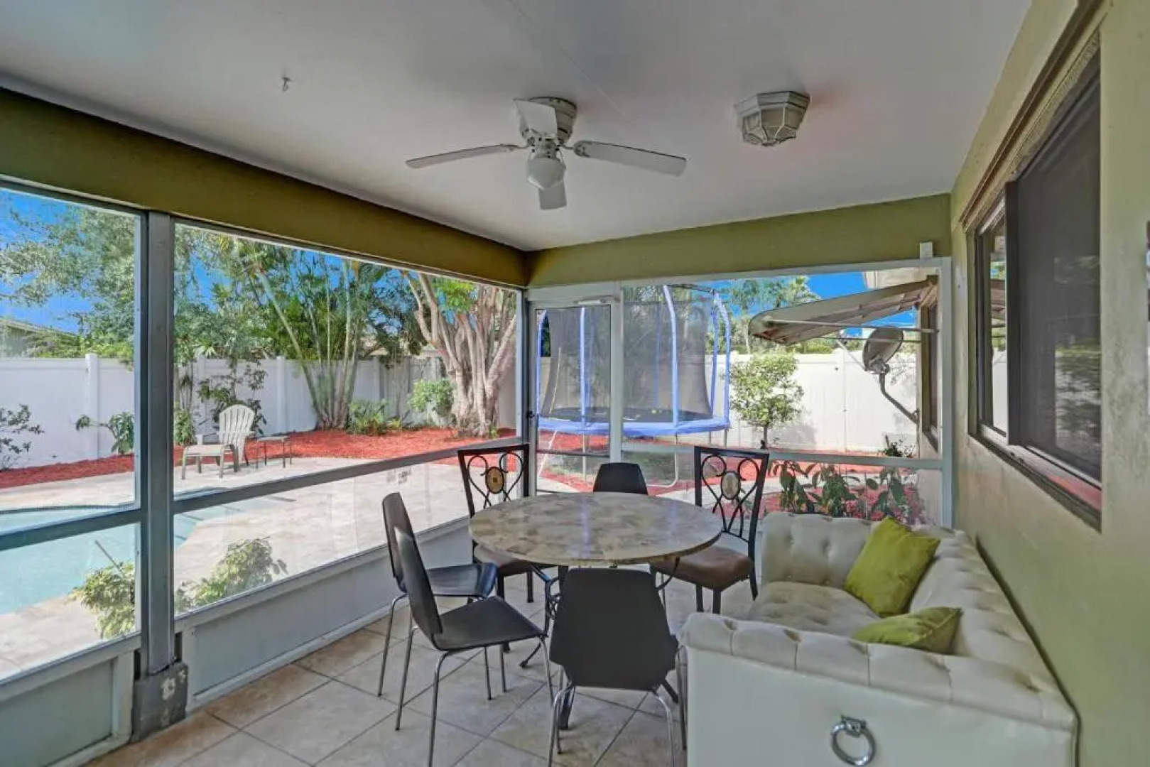 NEW Adorable Villa 7 min to Beach Trampoline