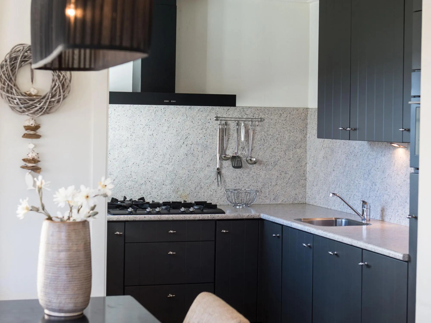 Thatched Holiday Home With two Bathrooms Near the Sea