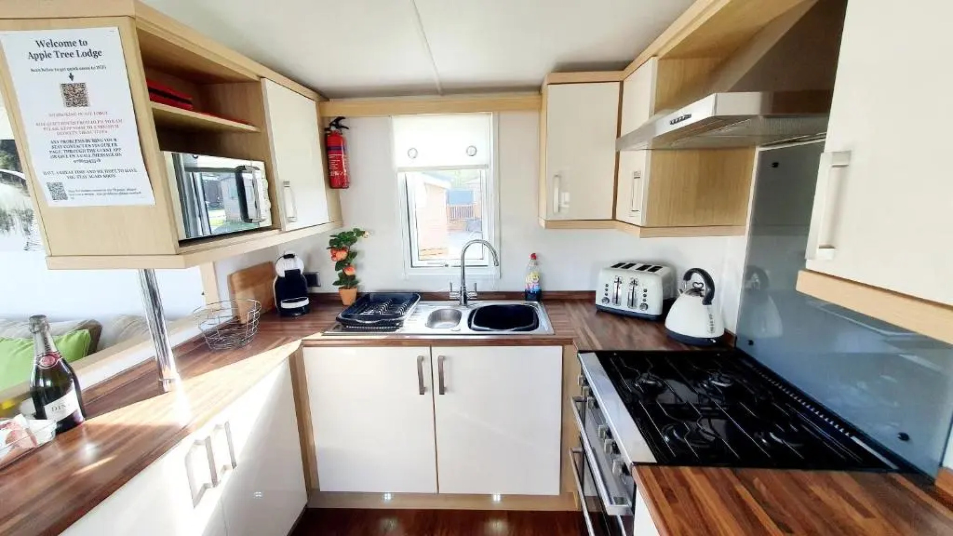 Apple Tree Lodge, Hot Tub, 3 Bedroom, 2 Bars