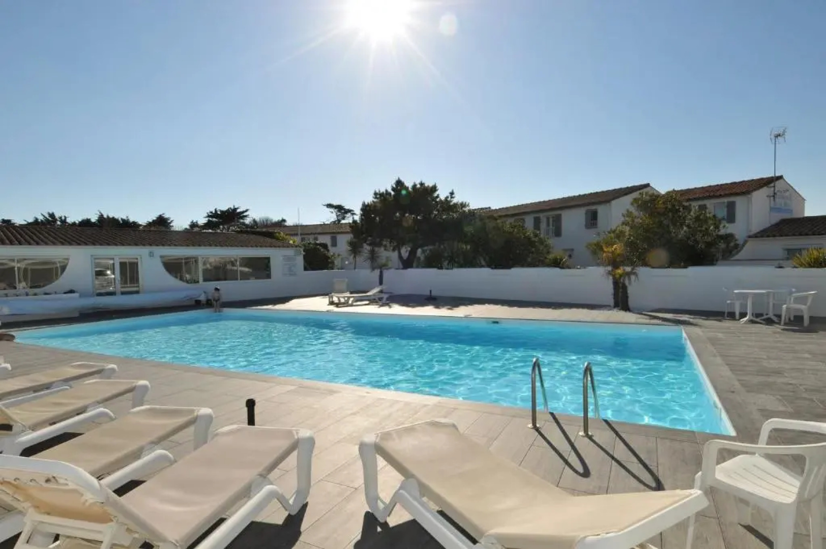 Location dans résidence avec piscine à 50m de la plage