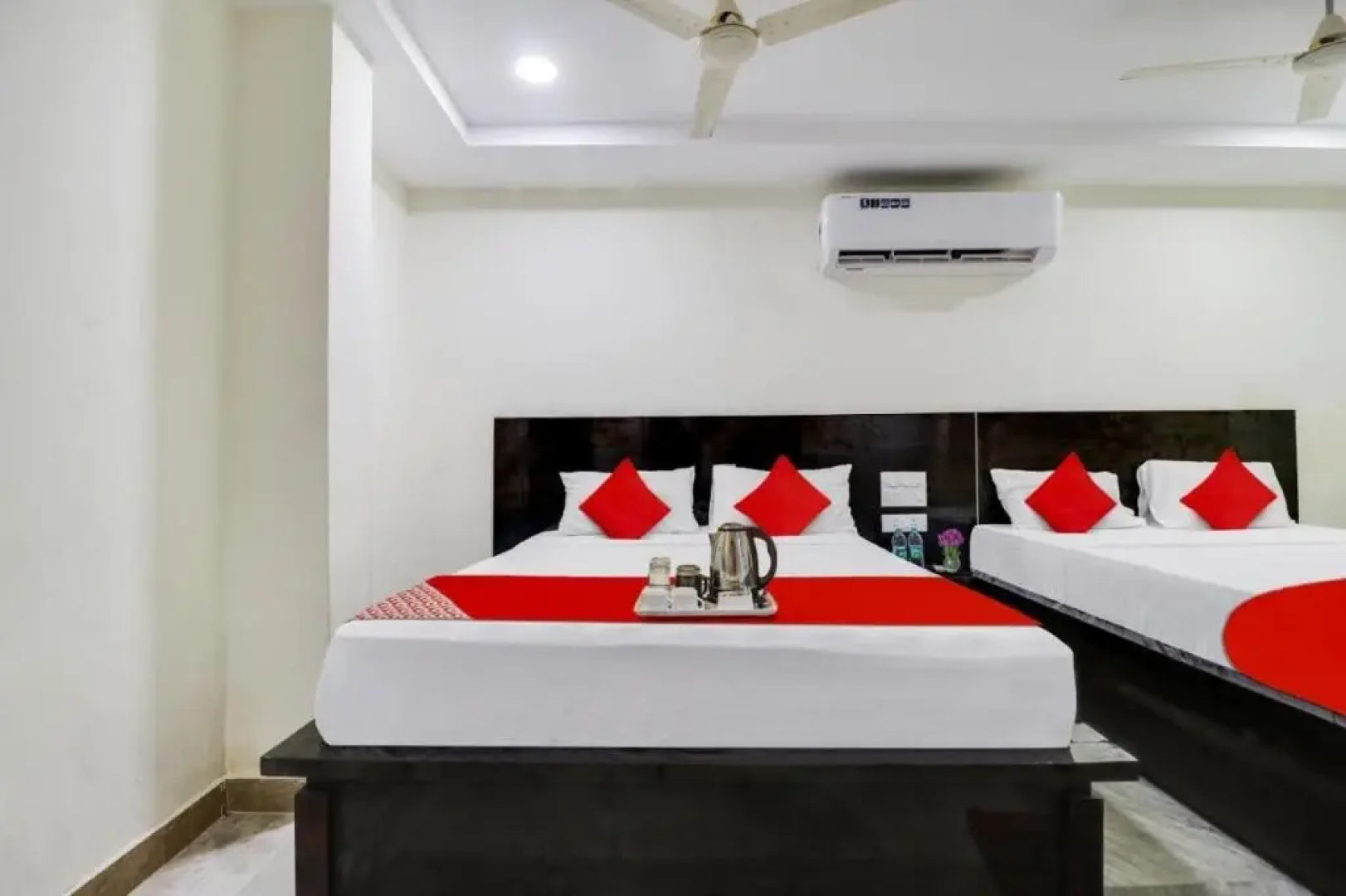 OYO 700147 Dharani Grand