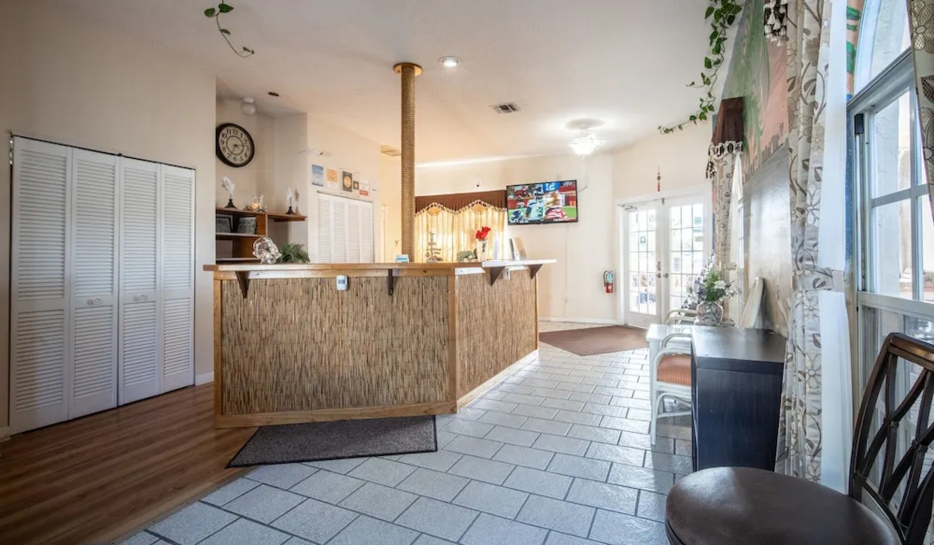 Island Sun Inn & Suites - Venice, Florida Historic Downtown & Beach Getaway