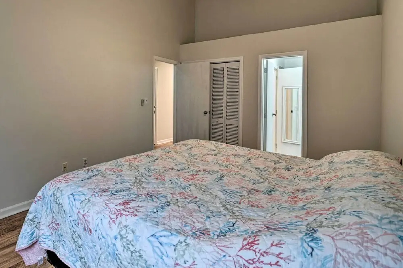 2 Mi to Surfside Beach: Golf Getaway w/ Balcony!