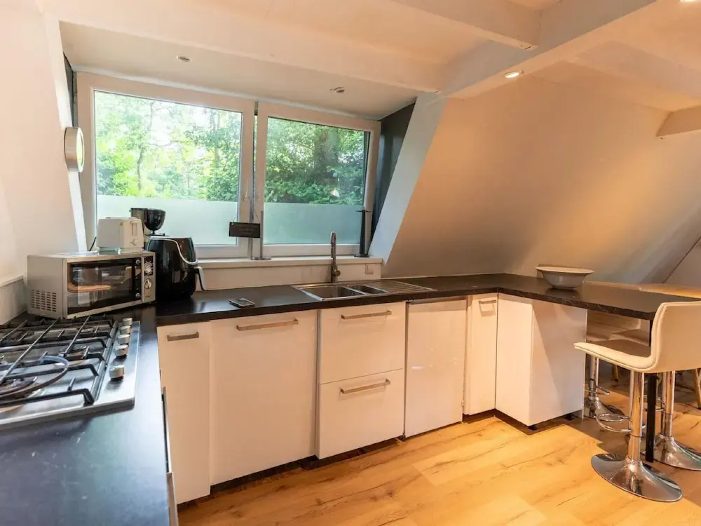 Lanaken Lakeside Cabin Stay