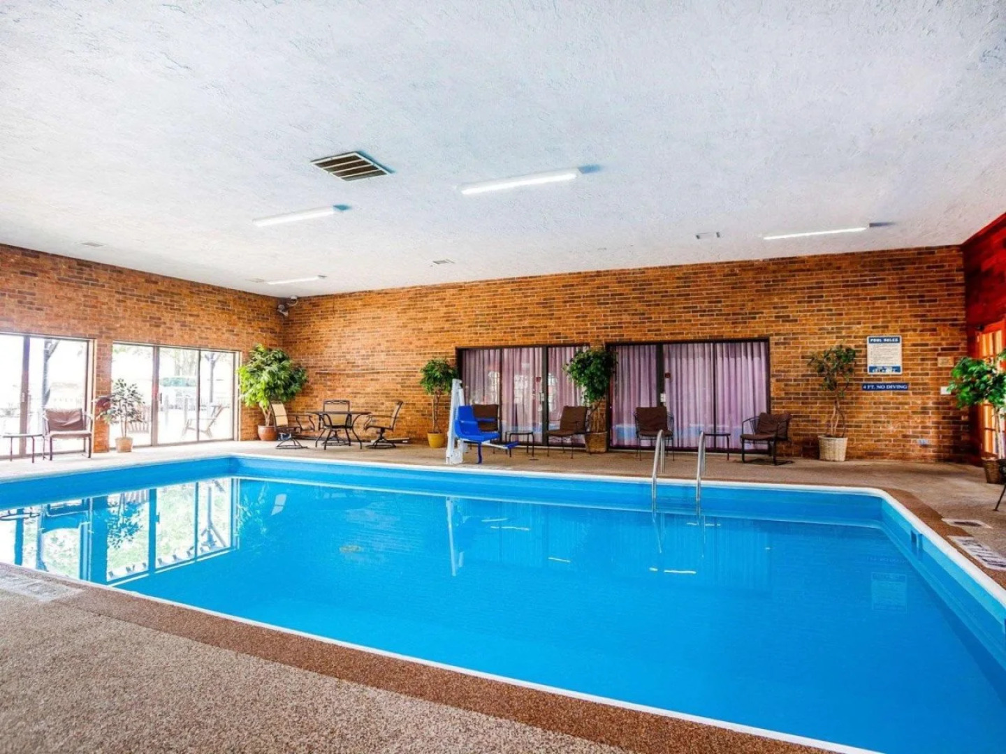 Suburban Studios Kansas City Airport North