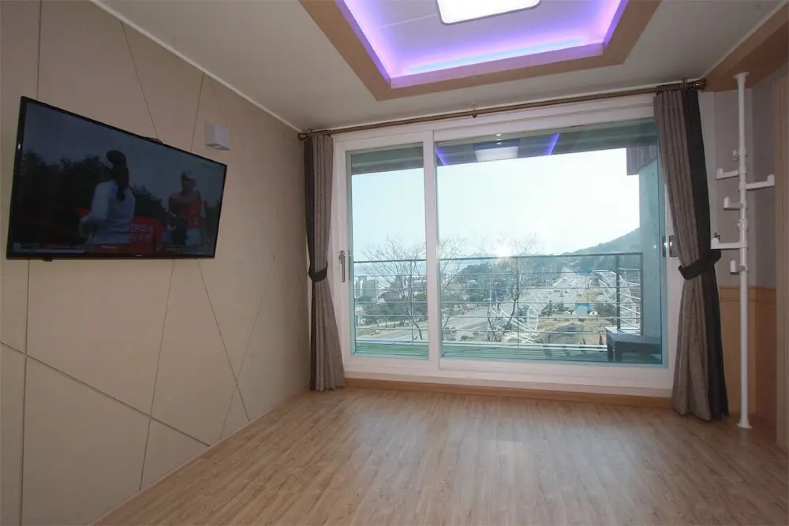 Blue Road Town Pension-Crystal
