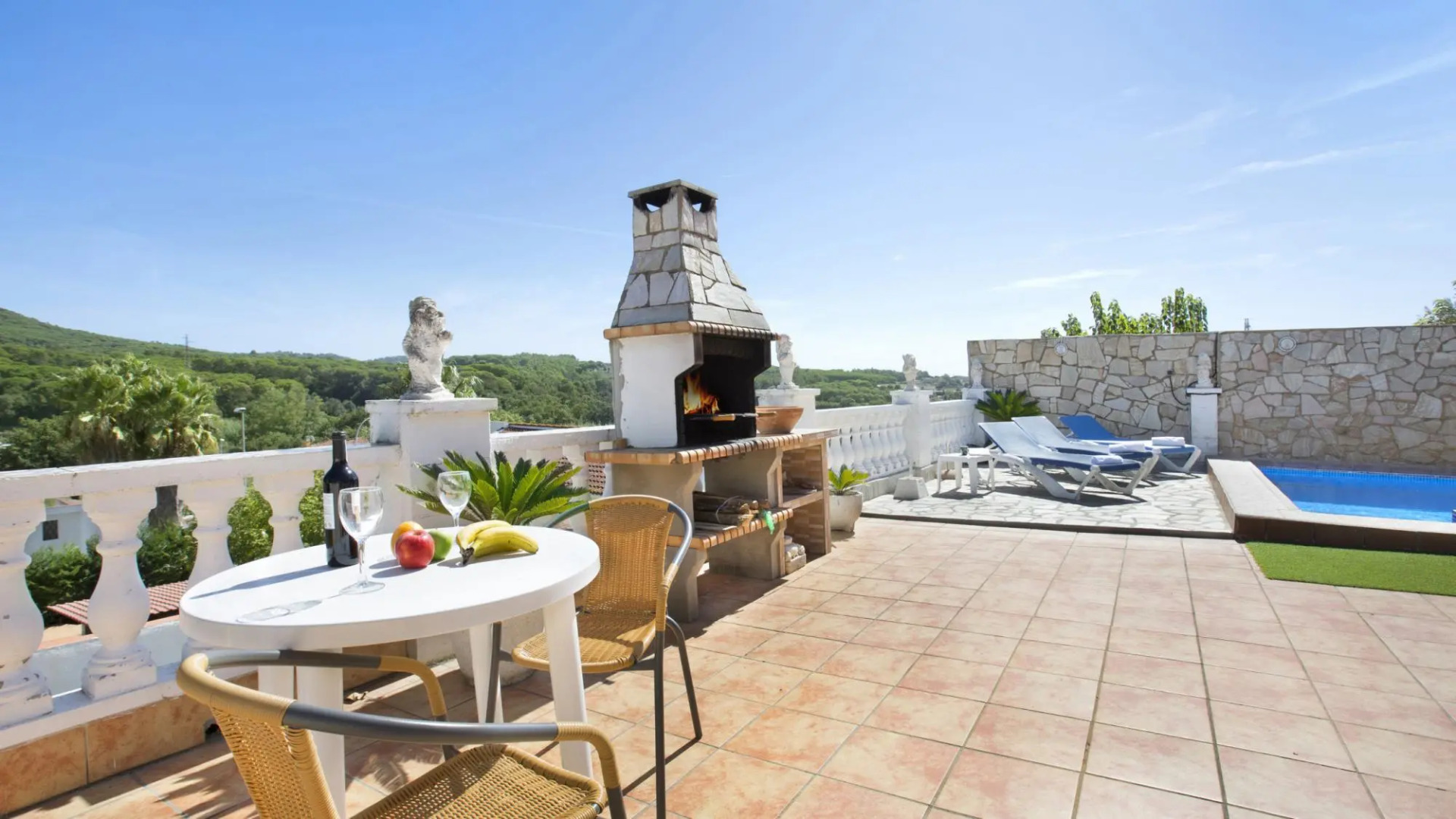 Montse in Tordera with 4 bedrooms and 2 bathrooms