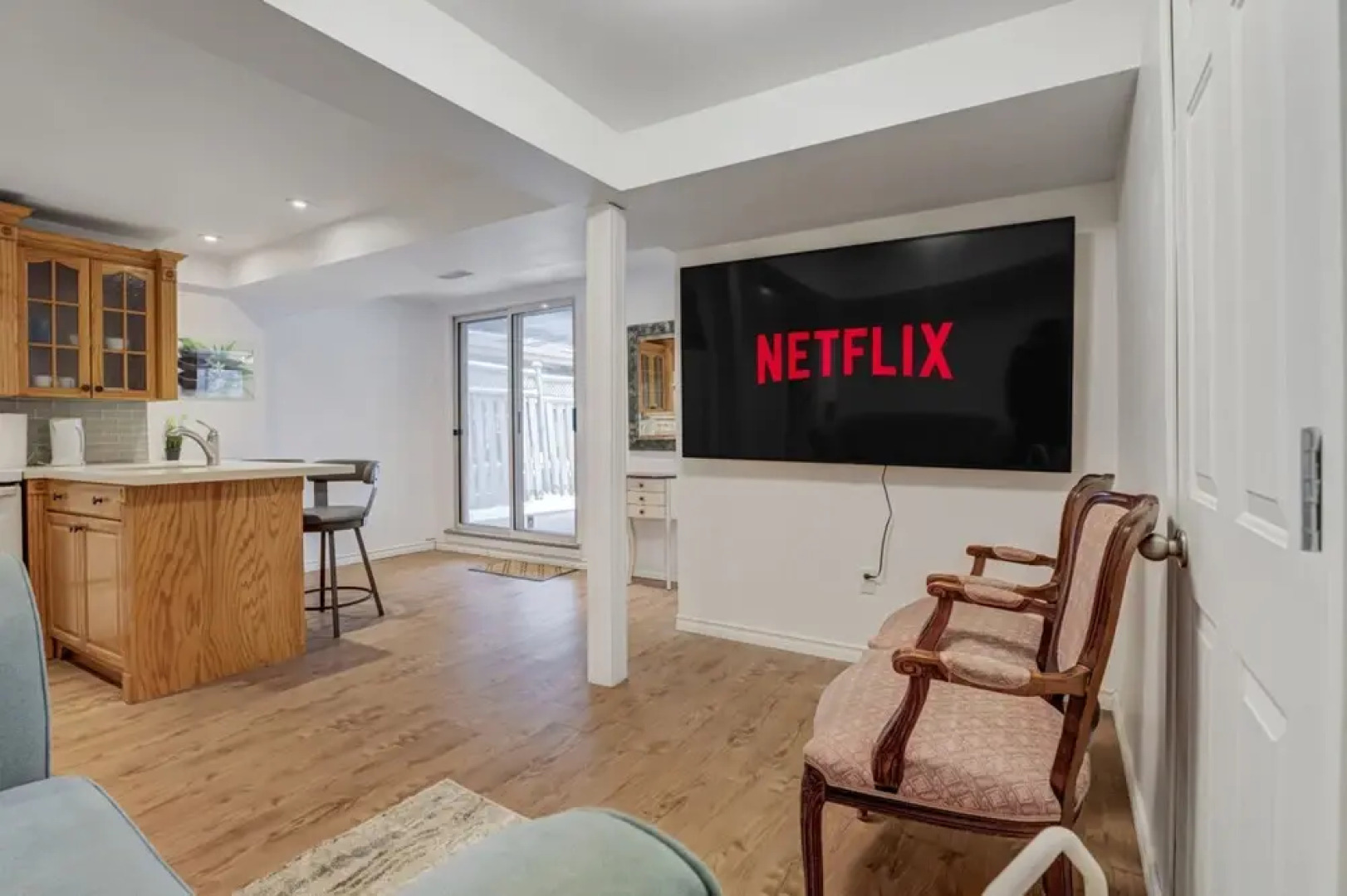 Comfortable Whitby 2 Bedroom Lower Suite