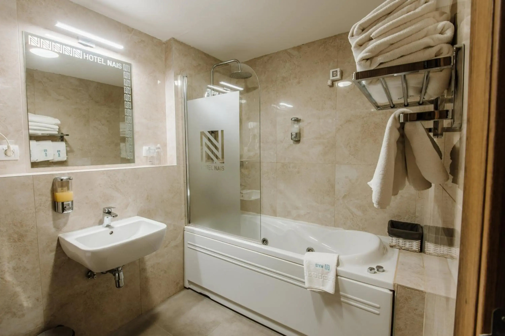 Hotel Nais