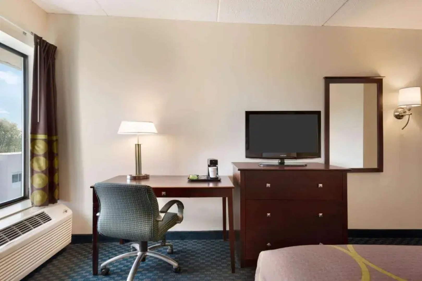 Super 8 Liverpool/ Syracuse Area