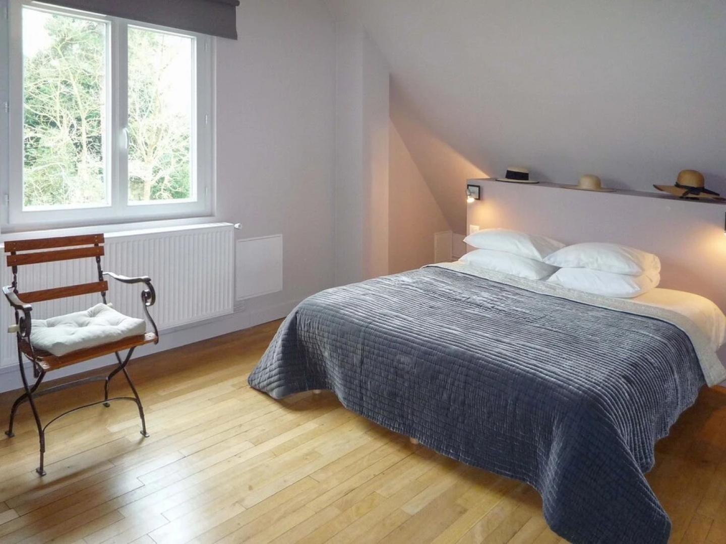 Beautiful Poissy Family Home With 5 Bedrooms, Large Garden and own Pon
