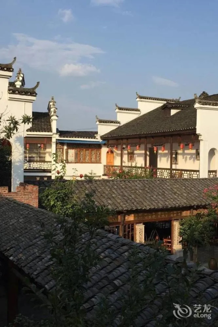 Zhangjiajie Base Area International Youth Hostel