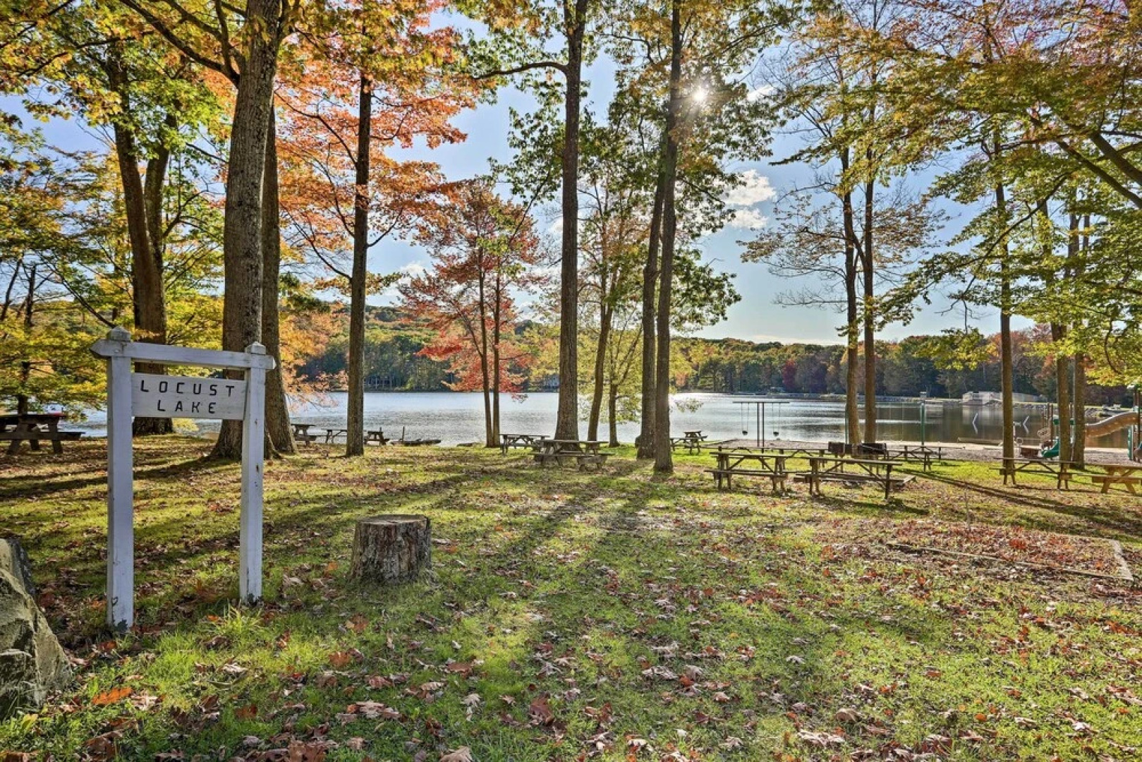 Spacious Cabin, 1 Block to Locust Lake Beach!