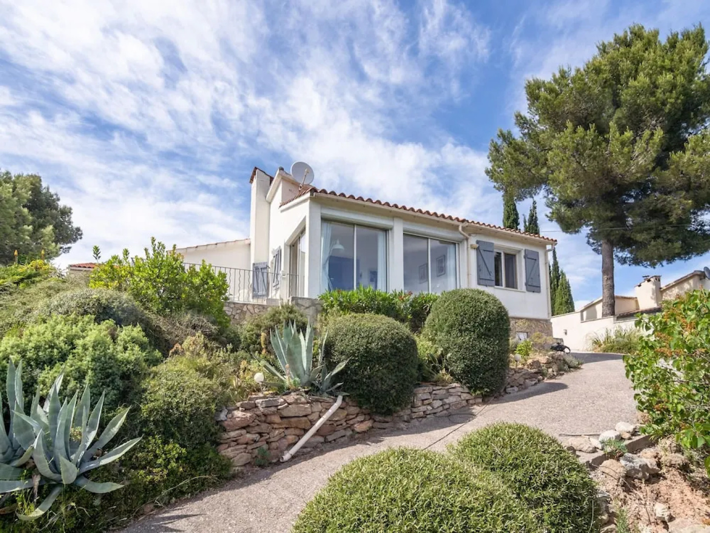 Alluring Villa in Pouzols-minervois With Jacuzzi