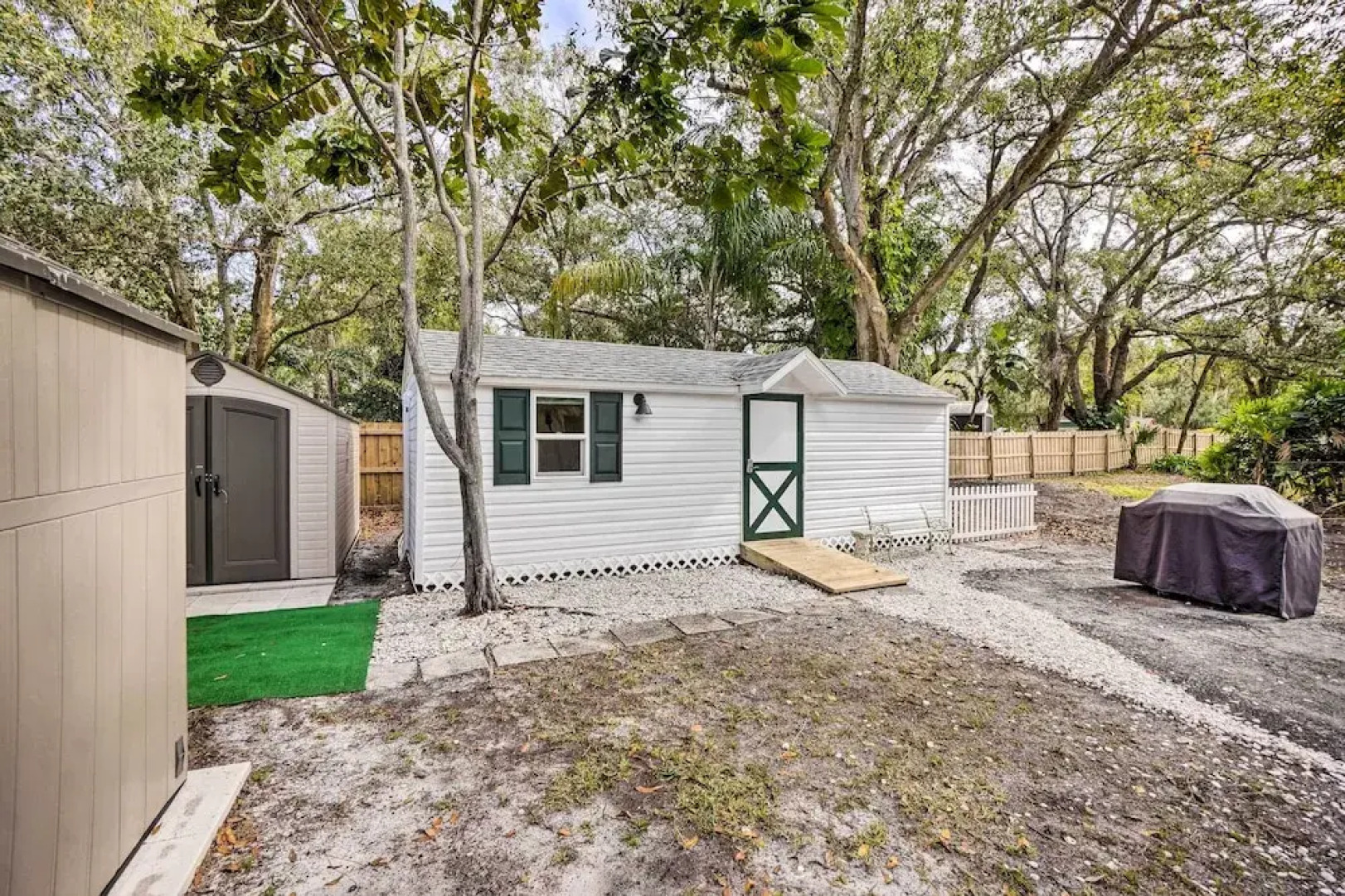 Tropical Palm Harbor Studio: Walk to Gulf!