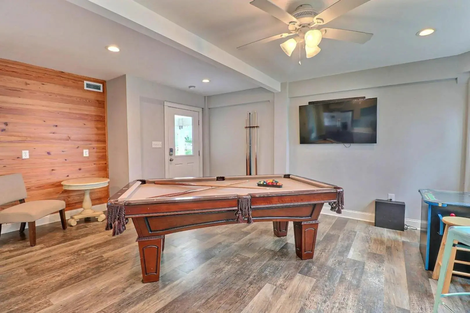 4059 - Bikinis & Martinis