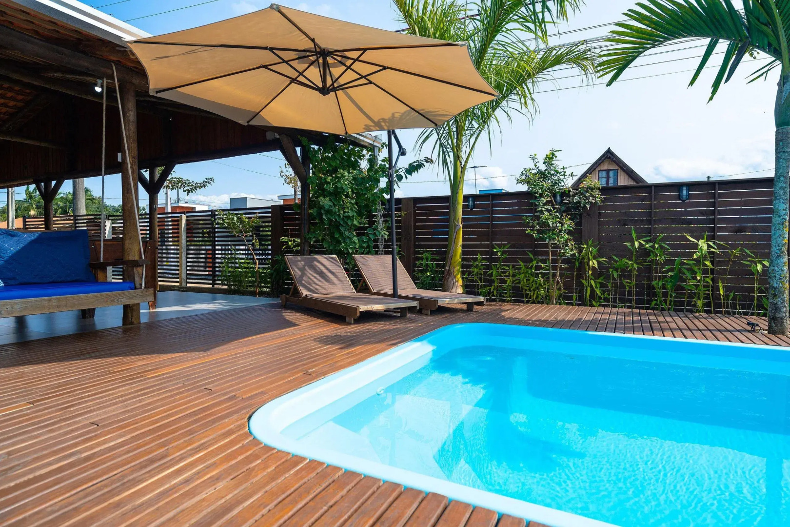 Casa com Lareira e Piscina - Varanda Incrível