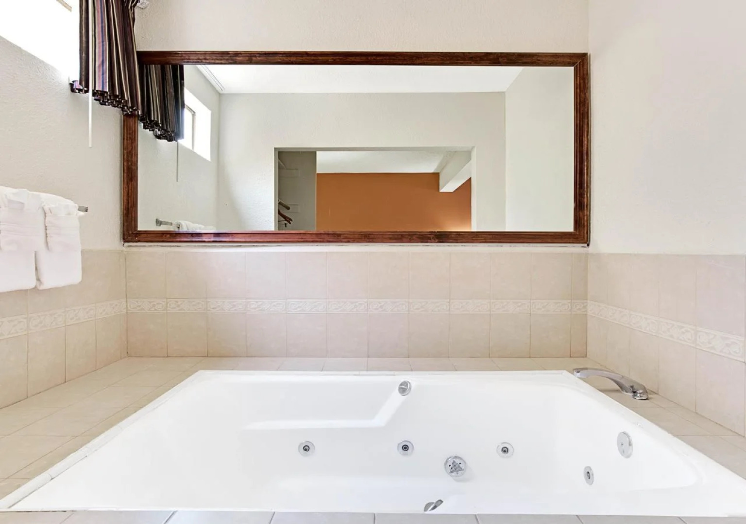 MC Pacific Inn & Suites