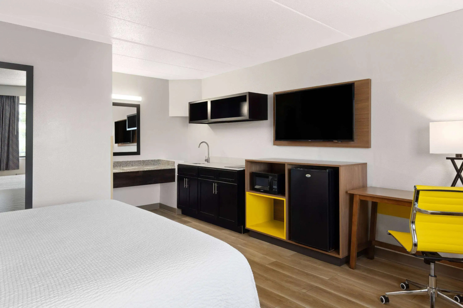 Days Inn & Suites by Wyndham Indianapolis Airport East