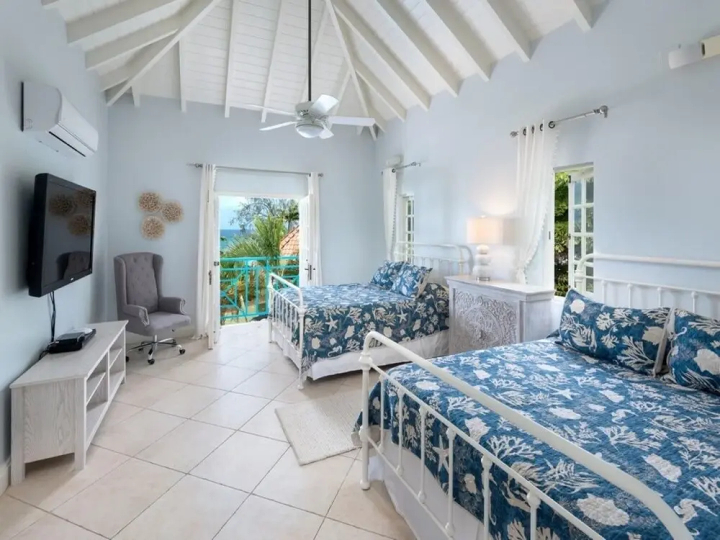 Sunny Vacation Villa 72