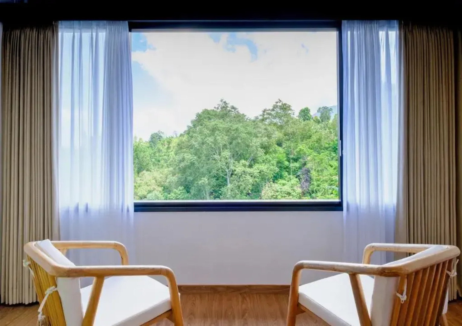 Giriwood Hotel & Villa