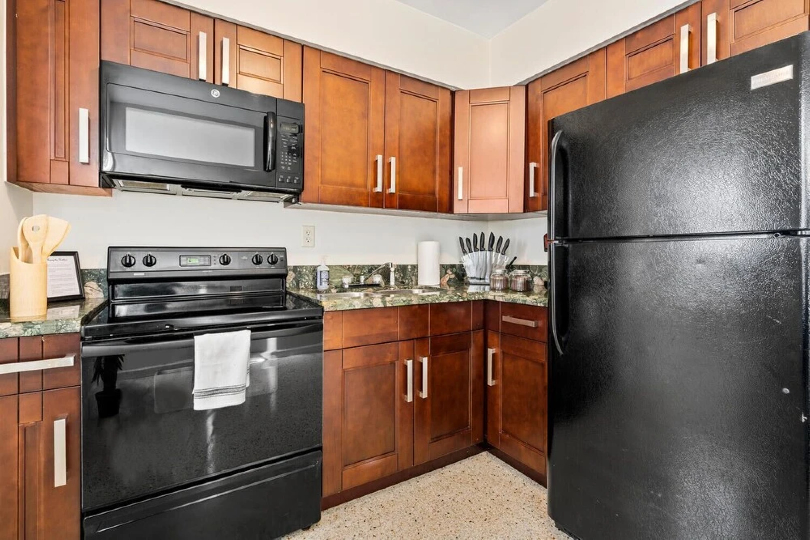 King /Queen Bed Mins from beach. Perfect get-away!