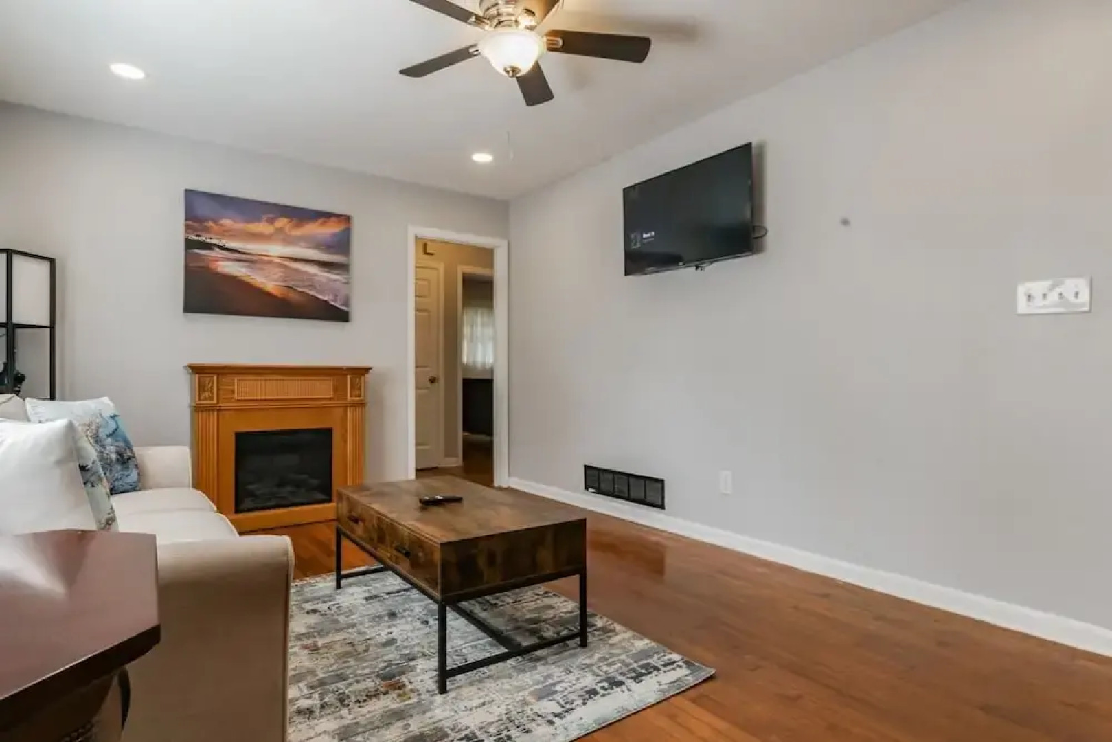 Spacious 3 Bedroom Home With Full Kitchen - Minutes From ATL Airport! 3 Home by Redawning