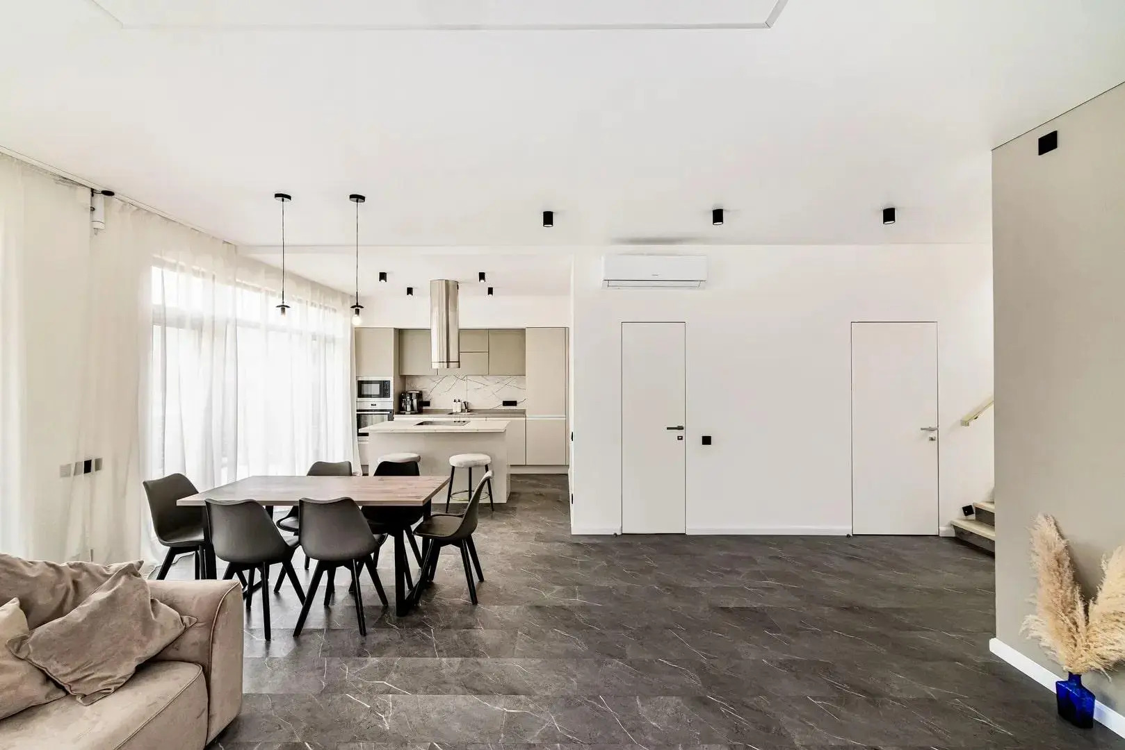 Стильный дом с теплым бассейном и сауной