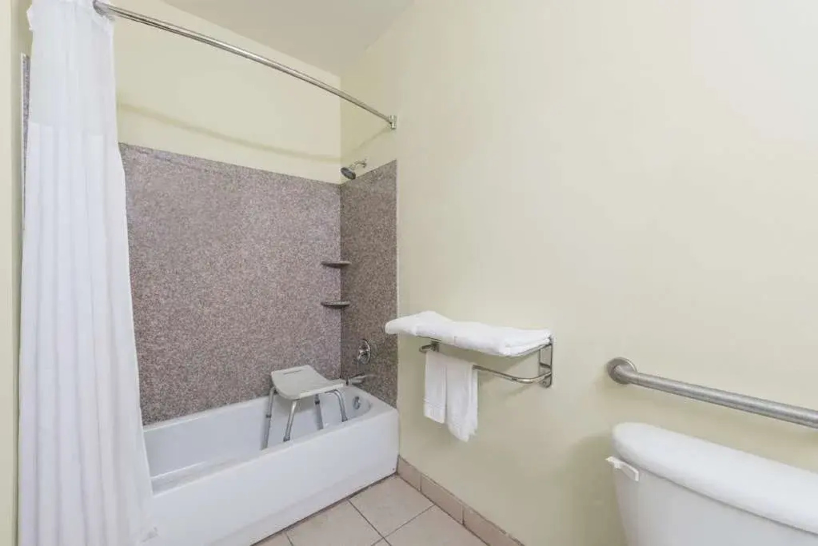 Days Inn & Suites Cleburne TX