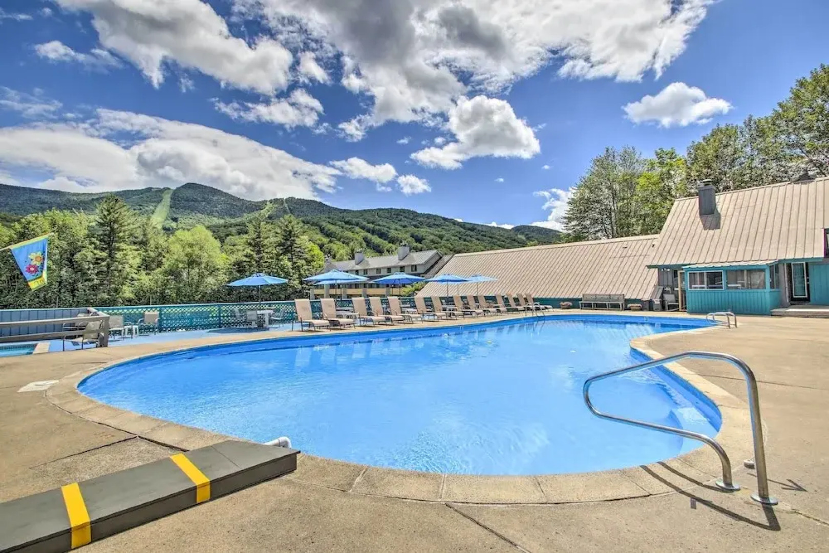 Cozy Lincoln Condo ~ 1 Mi to Loon Mountain!