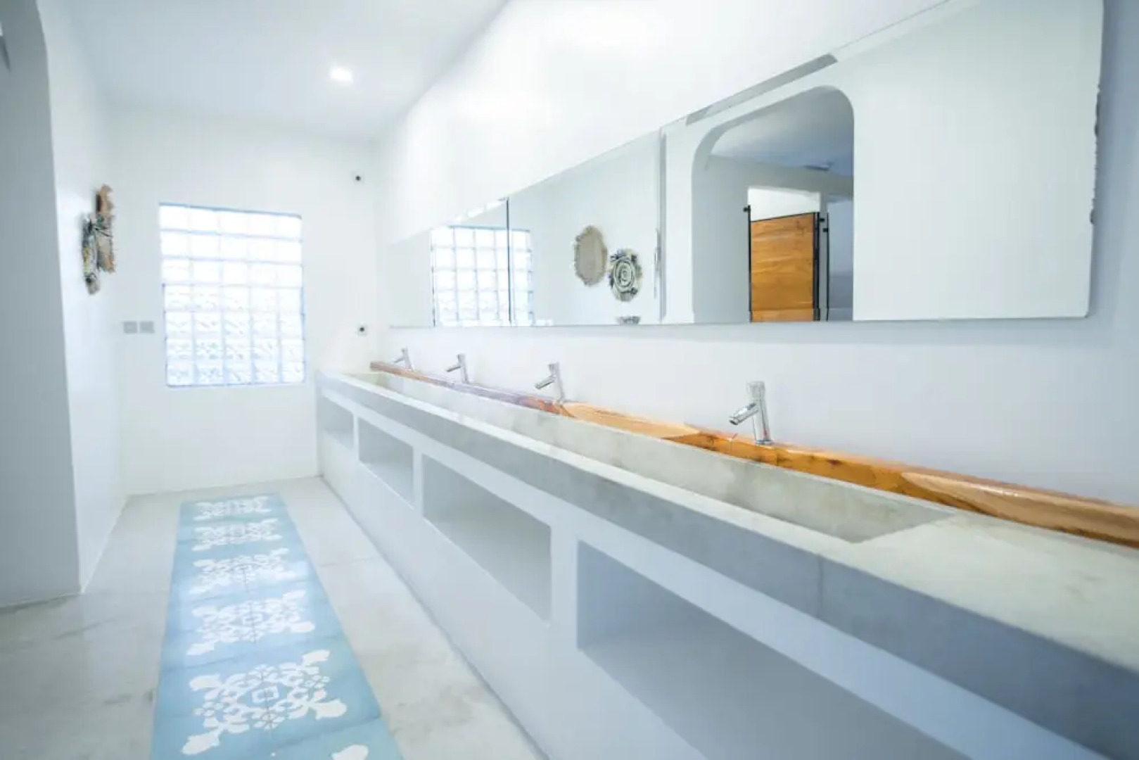 Seaesta Komodo Hotel & Hostel